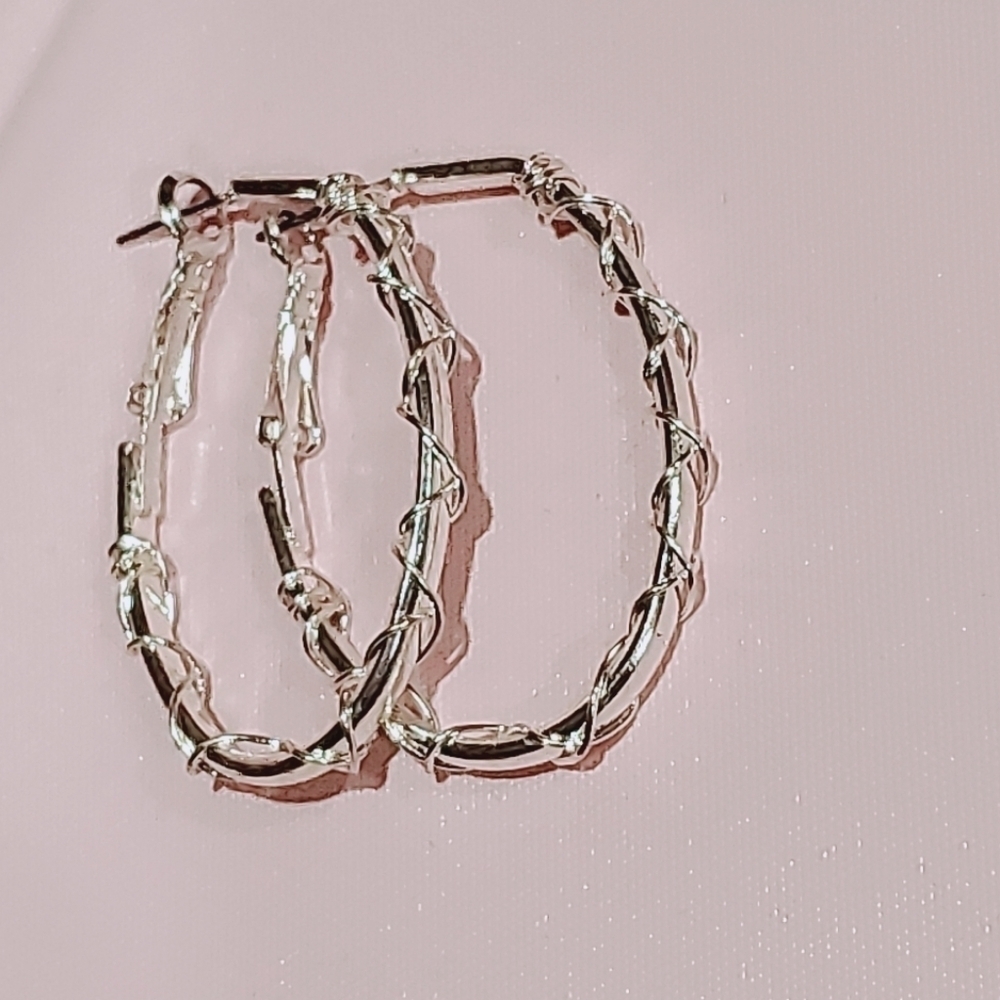 Women's Silver Vine Wrapped Bangle Earring🌴 - Picture 4 of 5